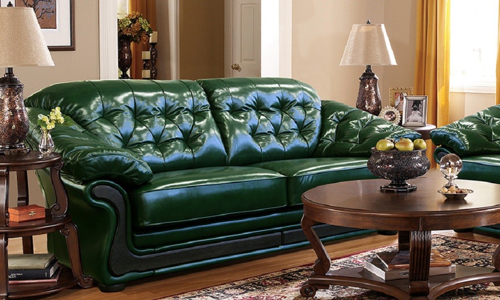 Chambre de style anglais avec canapé de couleur émeraude
