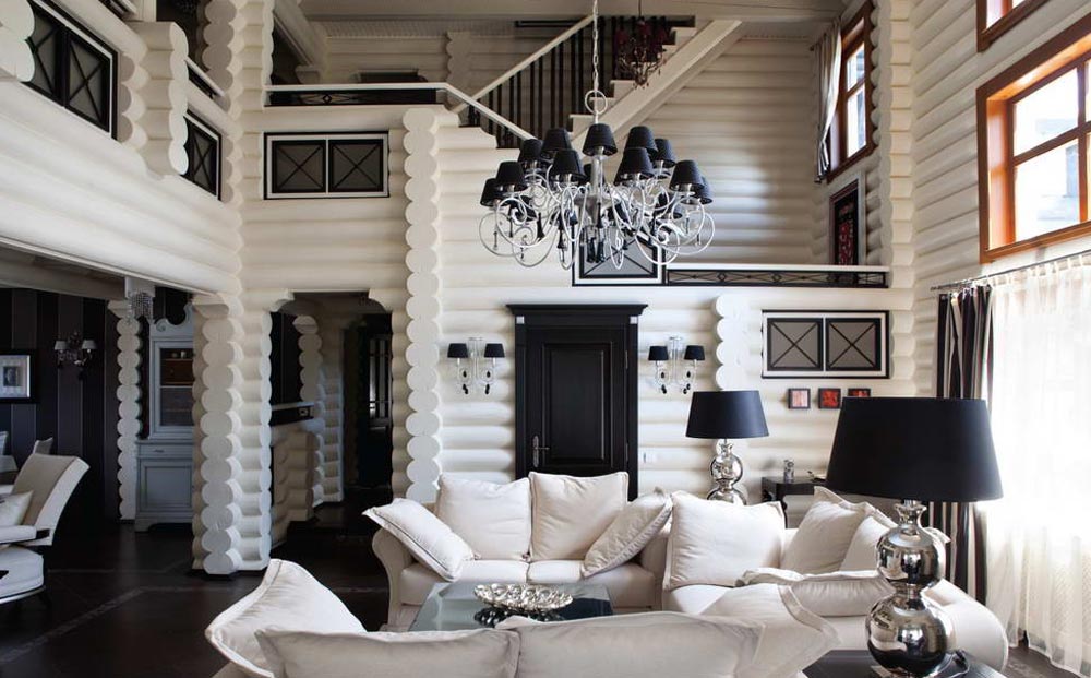 Silindire tomruklardan bir evde beyaz kanepeler