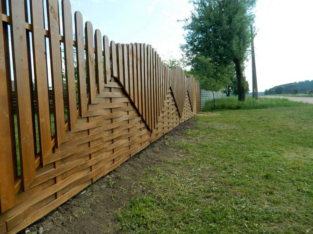 גדר עץ עשויה לוחות עם סידור שונה של שטקטין
