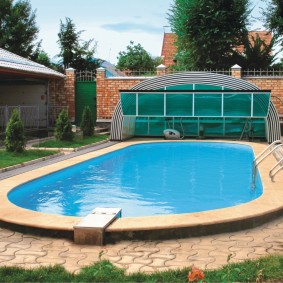 Grande piscine avec toit en polycarbonate