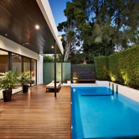 בית מודרני עם בריכת שחייה בחצר