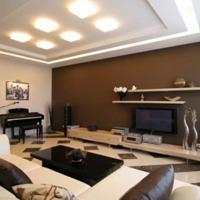 Kahverengi duvar beyaz oturma odası mobilya
