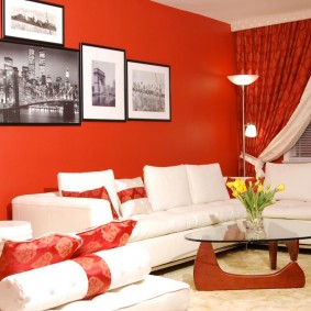 ספה לבנה על הקיר האדום