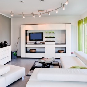 Ultra modern bir oturma odasında beyaz mobilyalar