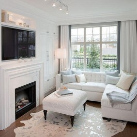 Beyaz mobilyalarla rahat oturma odası