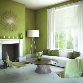 מנורת רצפה לבנה על רקע קירות ירוקים