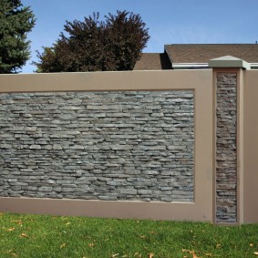 מול גדר בטון עם אבן מלאכותית
