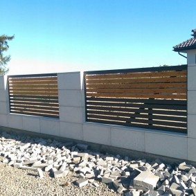 גדר חדשה מול בית בבנייה