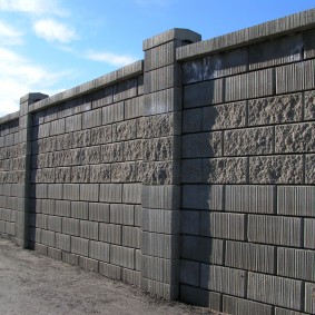 Clôture en blocs de béton plein