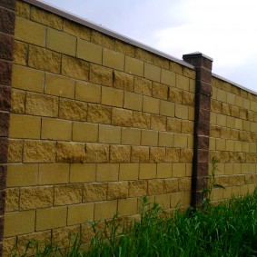 Blocs avec différentes textures dans la clôture du pays