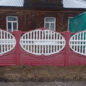 Belle clôture devant une maison rurale