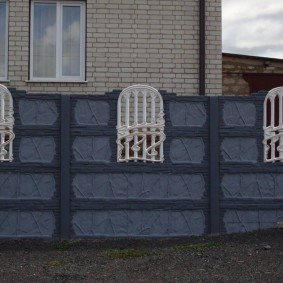 Beton çit bölümlerinde dekoratif pencereler