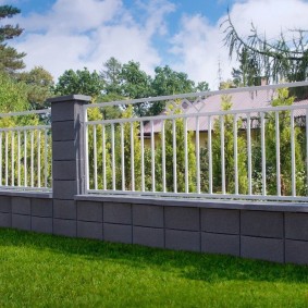 Beton ve metalden dekoratif çit
