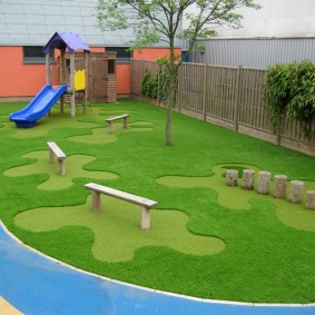 דשא מלאכותי בגן המשחקים