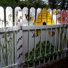 Peinture de bricolage d'une clôture de planches
