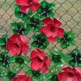 Decorați plasă de plasă cu flori din plastic