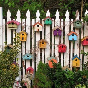 Ev yapımı kuş evleri ile ahşap bir çit dekorasyon