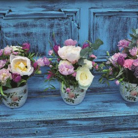 Pots de fleurs sur une vieille commode