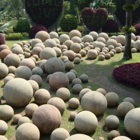 Banliyö bölgesinde yuvarlak taşlar