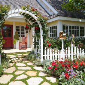 Özel bir evin güzel ön bahçe