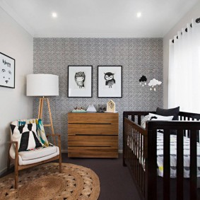 Light gray wallpaper in the children's bedroom