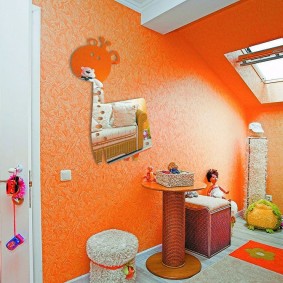 Oranžs stikls bērnu istabā