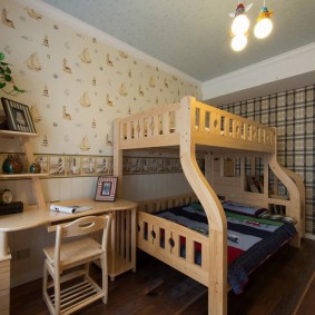 سرير بطابقين من الخشب الطبيعي