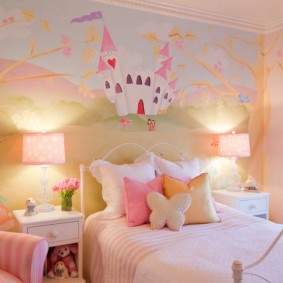 Bir çocuğun yatak odasında peri duvar resmi