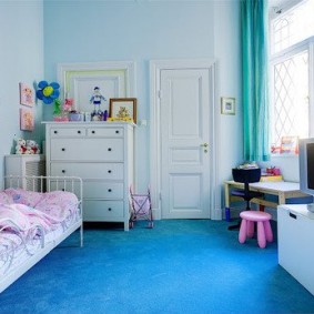 الطابق الأزرق في غرفة نوم الأطفال