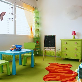 Okul öncesi bir çocuğun yatak odasında mobilya oyna