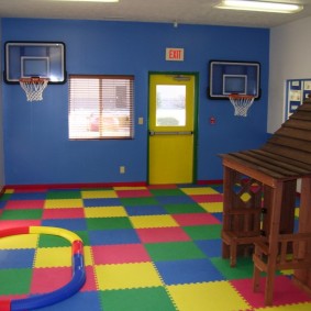 غرفة رياضية للأطفال مع أرضيات ناعمة