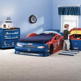 Bir araba şeklinde çocuk yatağı