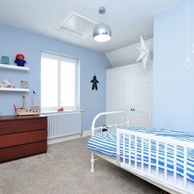 Kahverengi Çekmeceli mavi bir odada