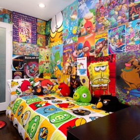 Çocuk yatak odasının vurgulu duvarında parlak posterler
