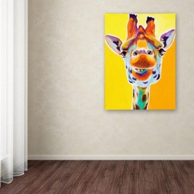 Parlak bir zürafa hafif bir duvara çizim