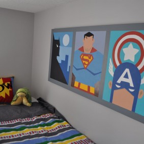 Çocuk yatak odasının duvarındaki posterlerin seçimi