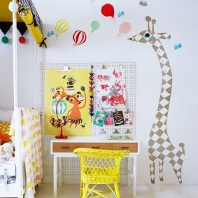 Küçük bir çocuk için sarı mama sandalyesi