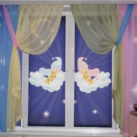 الستائر الدوارة مع طباعة الصور في غرفة نوم الأطفال