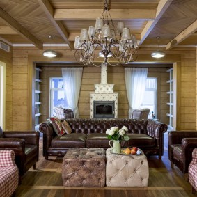 Une combinaison de meubles rembourrés dans le salon d'une maison en bois