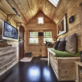 Séjour étroit dans une maison en bois