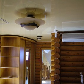 Plafond tendu dans une maison en rondins