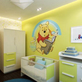 Bir bebek odasında parlak duvarlar