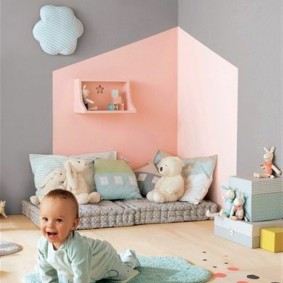 Murs roses et gris d'une chambre d'enfant