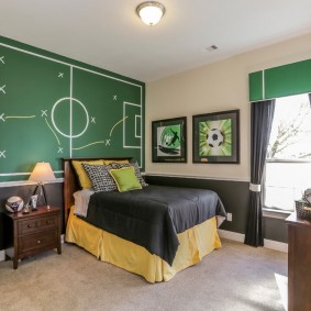 bir çocuk için bir odanın duvarındaki futbol sahası