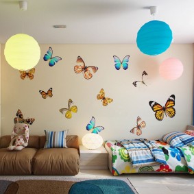 Kelebek dekorasyon boyalı bir duvar