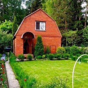 Bir tuğla evin önünde yeşil çim