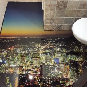 Panel evin tuvalette gece şehir görüntüsü ile kat