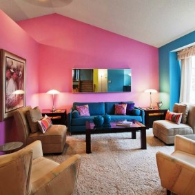 مزيج من الألوان الوردي والأزرق في المناطق الداخلية من القاعة