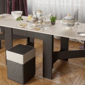 שולחן עם שולחן שולחן לבן על בסיס כהה