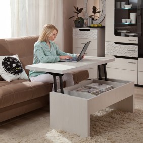 Laptop table with lifting table top